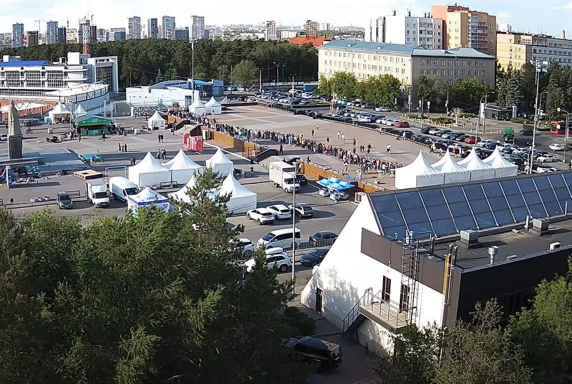 Жители Челябинска выстроились возле памятника Курчатову, чтобы получить стартовые пакеты. В завтра утром в центре города запланированы перекрытия дорог из‑за проведения «Зелёного марафона».