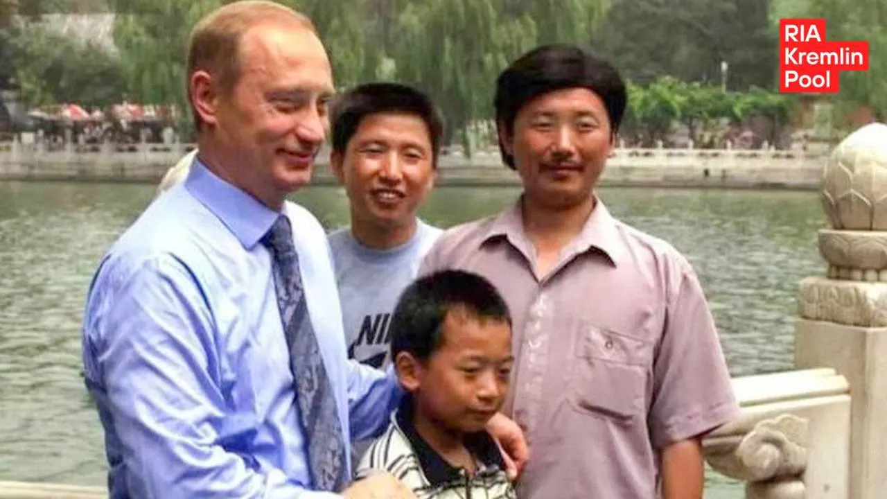 Повзрослевший мужчина, сфотографировавшийся с президентом в 2000 году, стал инженером, учился в Москве и рассказал, что мечтает об этом поведать. Ностальгия по 2000‑м снова в тренде.