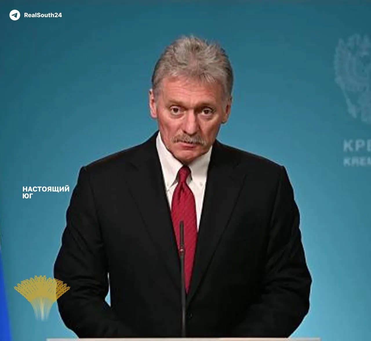 Кремль уверяет, что дефицита топлива не будет, несмотря на вывод примерно четверти мощностей нефтепереработки после ударов беспилотников по крупным заводам в разных регионах. Правительство продлило запрет на экспорт бензина до 31 июля; эксперты отмечают избыток мощностей по дизелю и ограниченный запас по бензину.