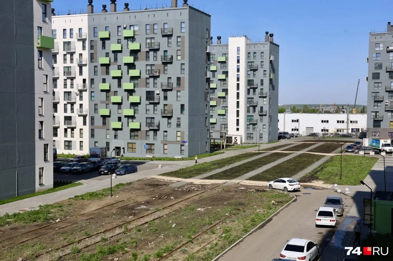 Во дворе строящегося жилого комплекса на Блюхера остались старые железнодорожные пути, которые мешают пройти с коляской и занимают место для обещанного сквера. Убрать рельсы можно только с согласия владельца — РЖД; решение может затянуться до конца 2026 года.