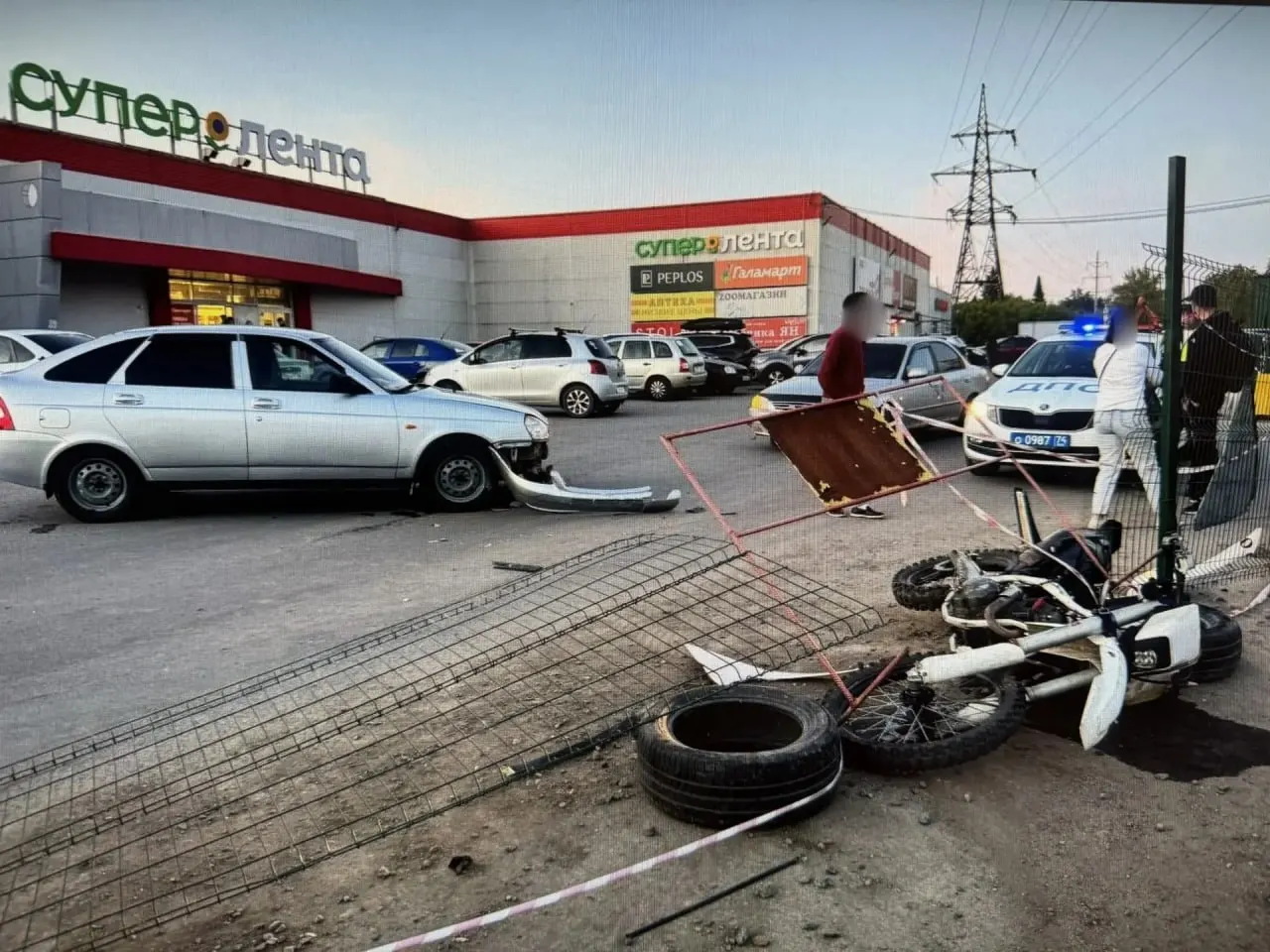 Вечером на Новороссийской 17‑летний водитель питбайка врезался в «Ладу Приору». Мотоцикл отлетел в ограждение ямы, пострадавший был в шлеме; у него не было необходимых прав категории «А1» или «B1».