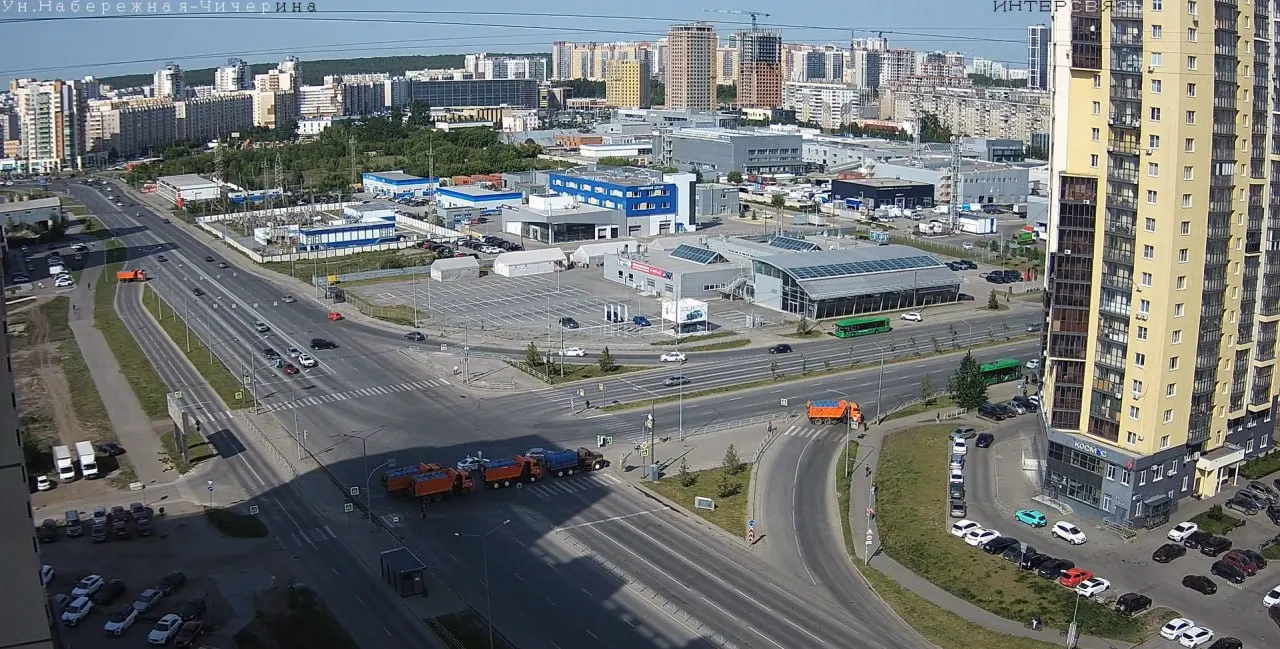 До 16:00 движение по части Университетской набережной ограничено: там проходит массовый забег. На карте отмечены проезды и возможные варианты объезда.