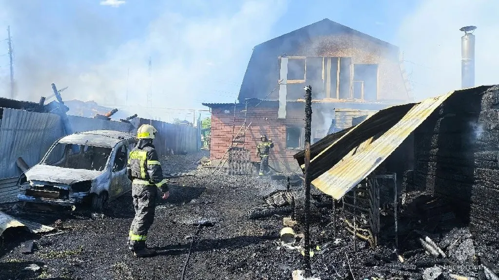 На хуторе Миасском в Челябинске произошёл пожар: деревянный дом полностью выгорел, огонь перекинулся на соседние постройки, сообщили в МЧС.