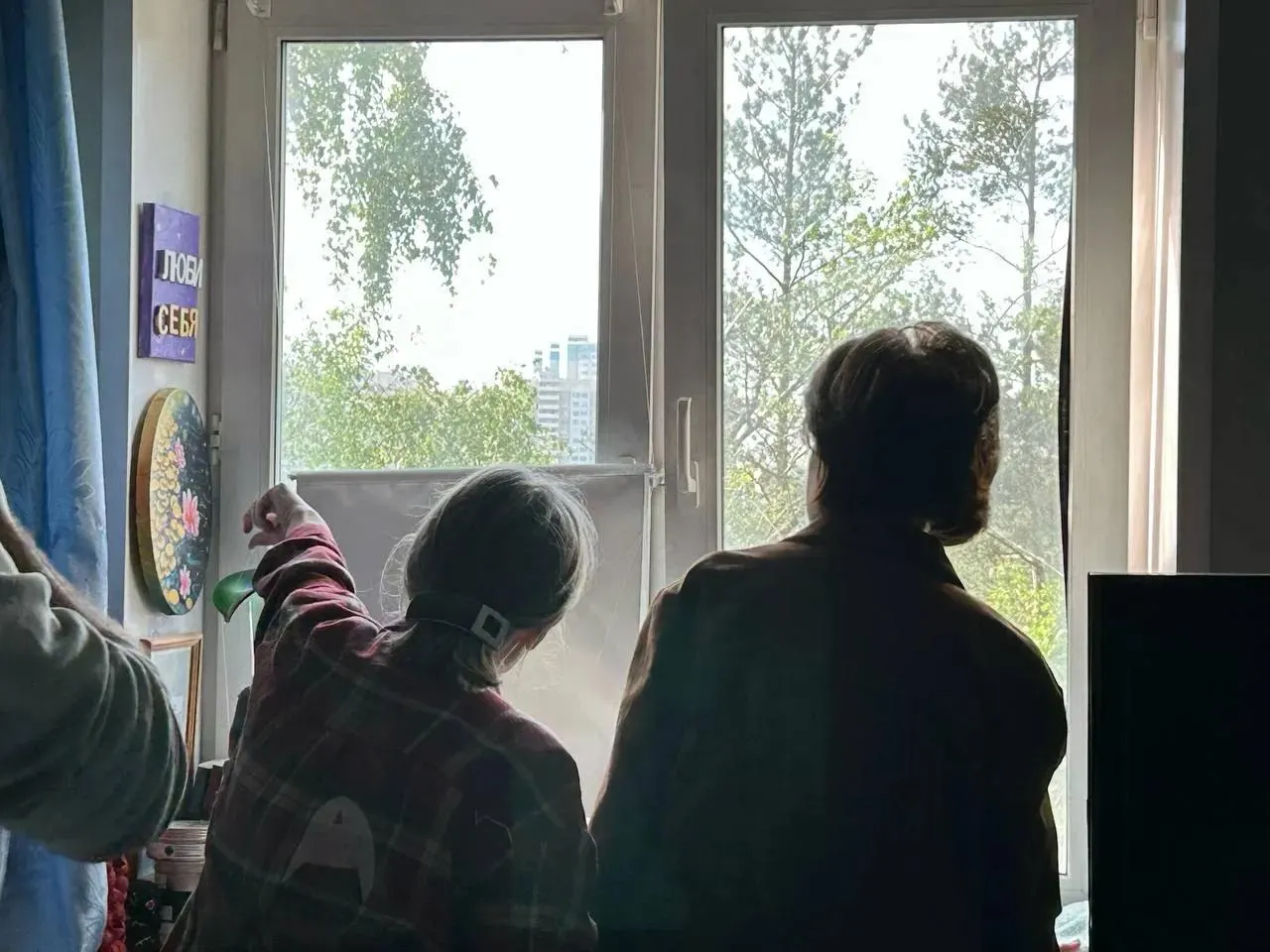 Ночью в Московской области несколько беспилотников поразили жилые дома: в Химках частный дом разрушен, есть погибшая и раненые; в одном из районов зафиксирован пожар в многоэтажке. На территории Шереметьево упали обломки, за ночь по стране сбили 555 дронов.