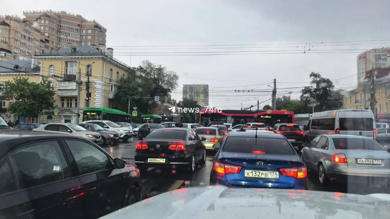 На перекрёстке Доватора и Воровского в Челябинске отключился светофор: на месте уже произошло ДТП, из‑за чего встали Доватора, Воровского и Блюхера.