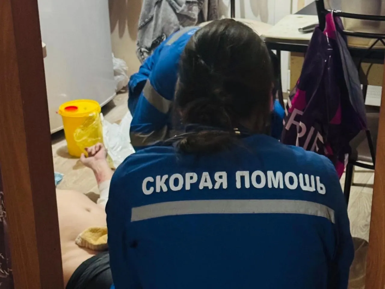 Женщина утверждает, что фельдшер грубо обратился с её отцом, в приёмном покое его положили в коридор и потребовали принести простыню; Минздрав начал служебную проверку.