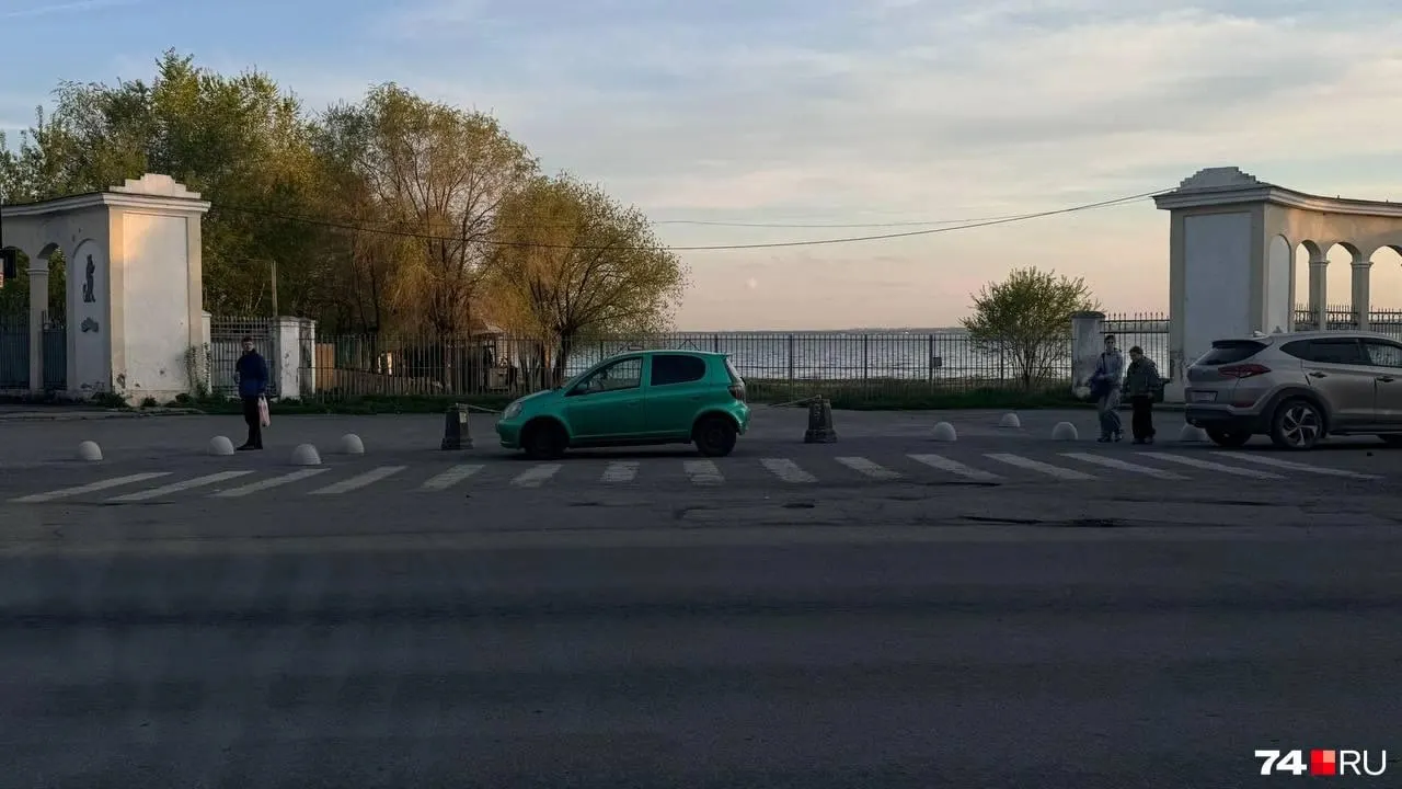 На въезде у центрального входа на пляж Смолино установили полусферы и каменные столбики с цепью — въезд ограничен после жалоб жителей. Люди продолжают парковаться перед ограждениями и вдоль тротуара, а мэрия перенаправила вопросы собственнику площадки.
