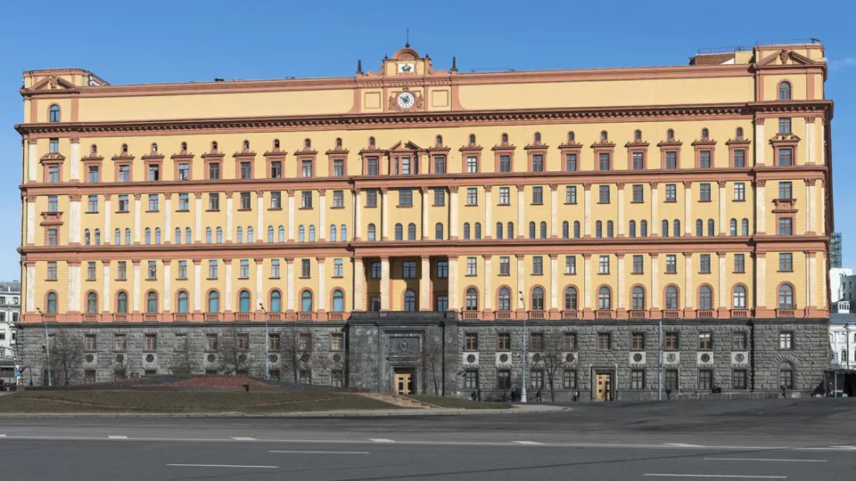 Руководитель Погранслужбы ФСБ заявил, что Финляндия и Эстония якобы нарушают договоры о государственной границе, что, по его словам, создает риск конфликтов и требует подготовки к разным сценариям на западных рубежах.