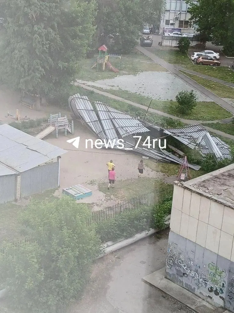 Во дворе на улице Героев Танкограда крыша трансформаторной будки упала прямо на детскую площадку. Информации о пострадавших пока нет, причины происшествия устанавливают.
