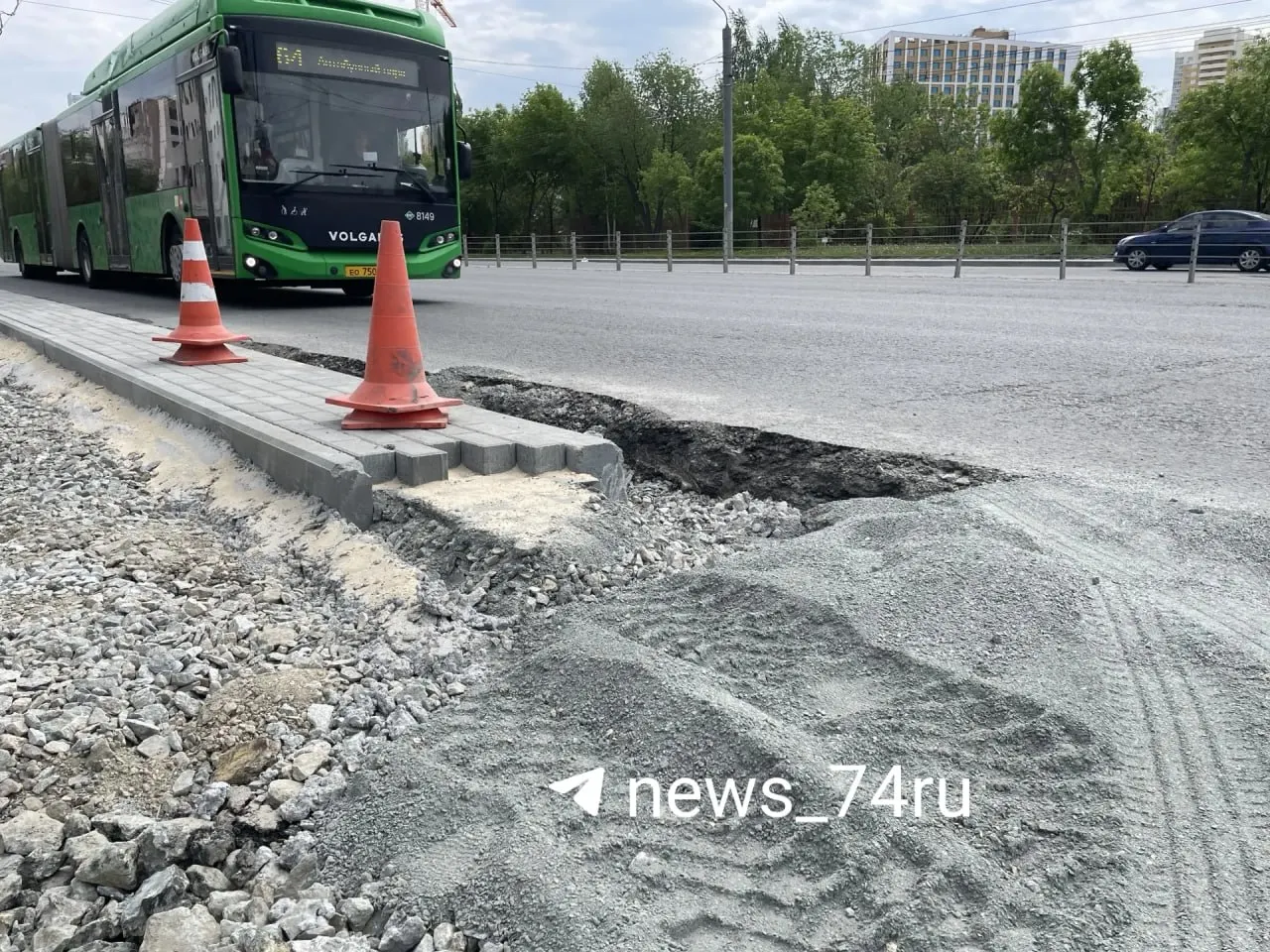 Бетонные ограждения, которые полностью блокировали выезд у жилого дома на улице Братьев Кашириных, снесли. В мэрии пояснили, что проект капремонта предполагает выделенную полосу для транспорта, но проект пересматривают, чтобы сохранить съезд для жильцов.