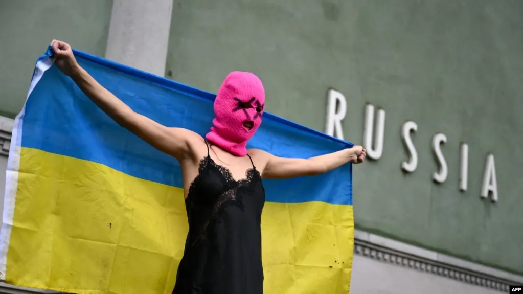 По обновлённому реестру Росфинмониторинга панк‑группа Pussy Riot признана террористической и экстремистской организацией. Против участниц идут уголовные дела и заочные приговоры.