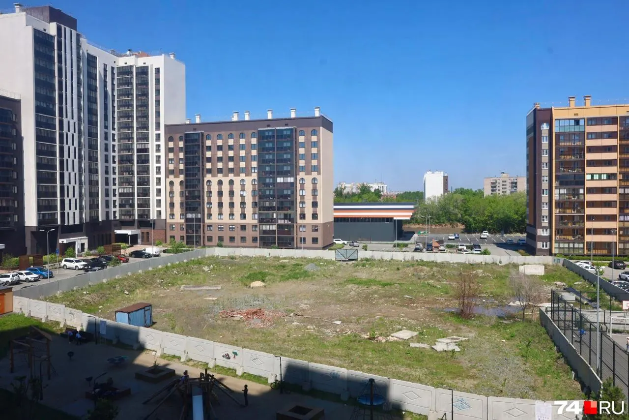 В центре двора жилого комплекса в Челябинске уже несколько лет пустует участок около 5 тысяч кв. м — он зарос и превращается в свалку, жители просят власти и застройщика благоустроить территорию.