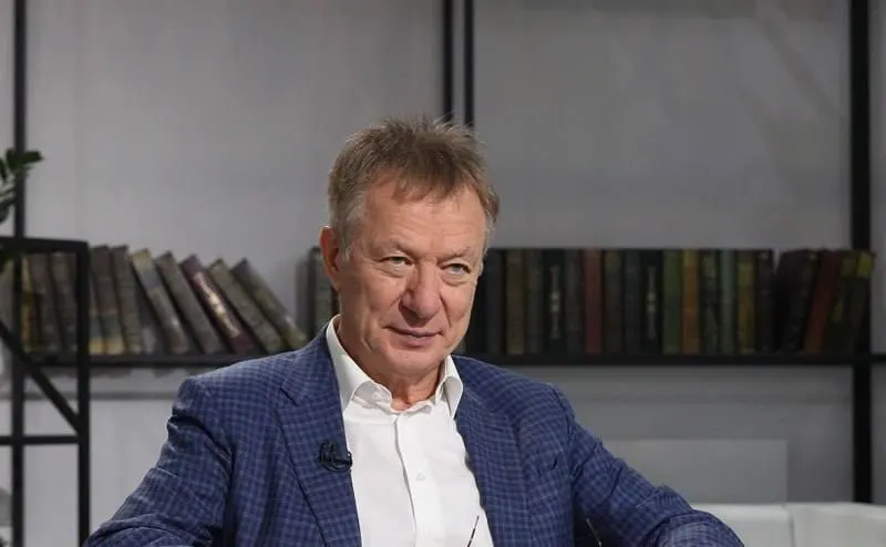 Предприниматель с голландским паспортом уехал через Беларусь после того, как Мосгорсуд признал его и фонд экстремистскими и постановил конфисковать имущество на ~8 млрд рублей.