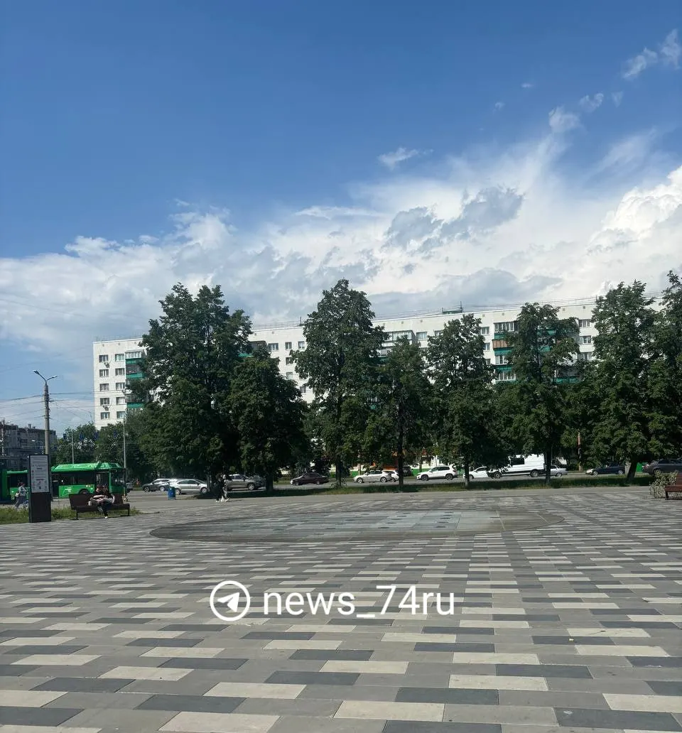 В жару в сквере на Молодогвардейцев не работает «сухой фонтан». В администрации сообщили о поломке, подрядчик уже ремонтирует систему, фонтан включат в ближайшие дни.