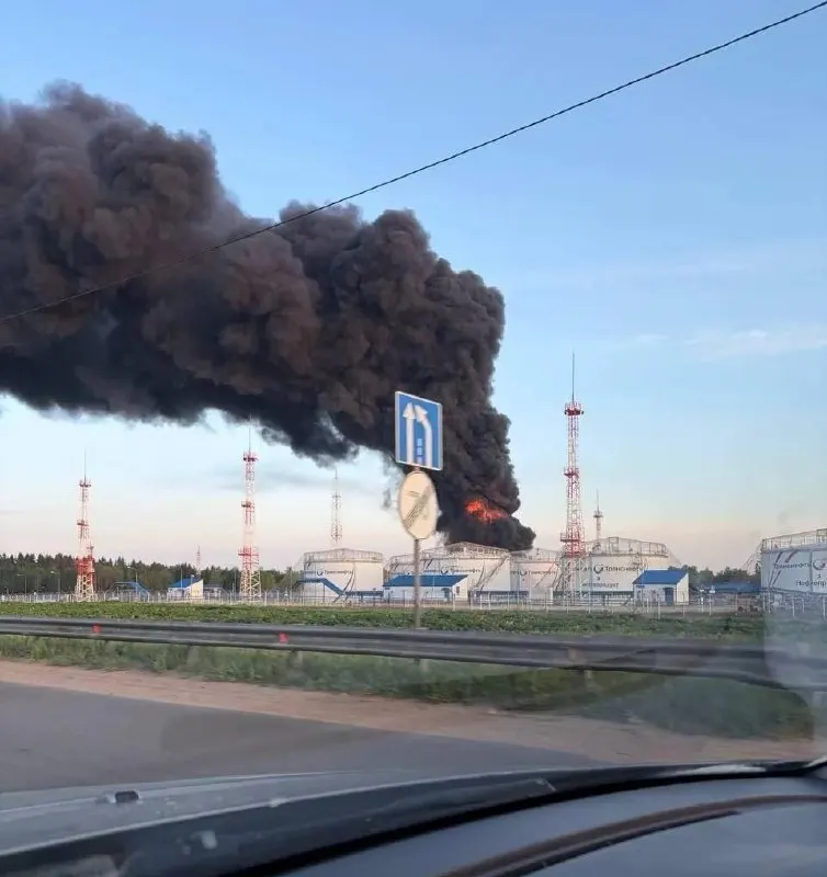 Ночью и утром беспилотники поразили НПЗ в Капотне, нефтеналивную станцию под Москвой и технопарк в Зеленограде; по предварительным данным — минимум 3 погибших и 12 пострадавших, повреждены жилые дома и аэропортовая инфраструктура.