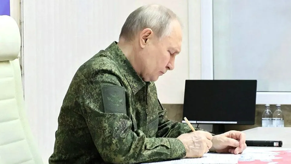 Европейские чиновники и военные всё чаще считают, что Москва может попытаться расширить конфликт за пределы Украины — в том числе против стран Балтии — в ближайшие 12 месяцев. На это указывают законодательные изменения, рост внутреннего недовольства, успехи Украины в ударной войне дронами и готовность к быстрой мобилизации.