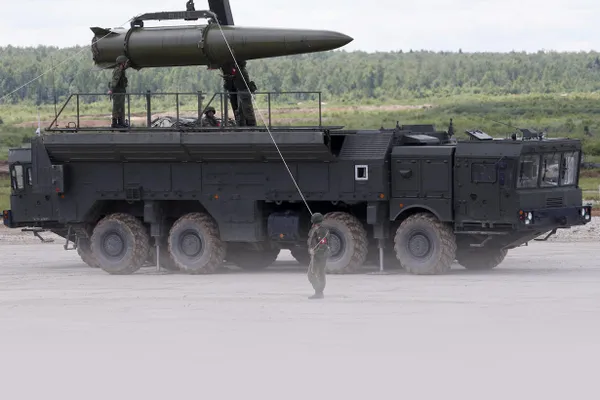 В ведомстве сообщили, что военные доставили специальные боеприпасы в полевые пункты ракетной бригады в Беларуси, опубликовали видео с разгрузкой грузовиков и показали оперативно‑тактический ракетный комплекс «Искандер». Учения проходят в мае и включают отработку применения ядерных сил.