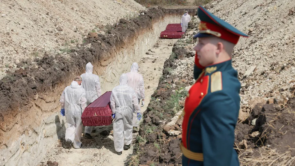Анализ поимённых списков, реестра наследственных дел и судебной статистики показывает, что по минимальной документированной оценке с начала полномасштабного вторжения погибло не менее 352 тысяч российских военнослужащих; пик потерь пришёлся на 2024–2025 годы.