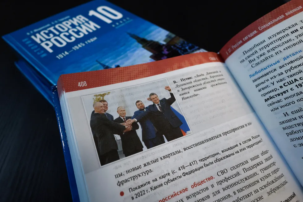 Учебники для 6–9 классов, подготовленные в 2025 году, системно вплетают в рассказ о прошлом современные государственные проекты, сглаживают неудобные факты и предлагают простую схему: гордиться государством, забыть о сложностях и критике.