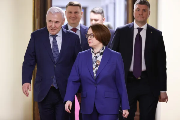 Чиновники и банкиры называют Максима Орешкина, Петра Фрадкова и Андрея Костина возможными преемниками: окончательное решение остаётся за президентом, а Набиуллина планирует отработать срок до 24 июня 2027 года.
