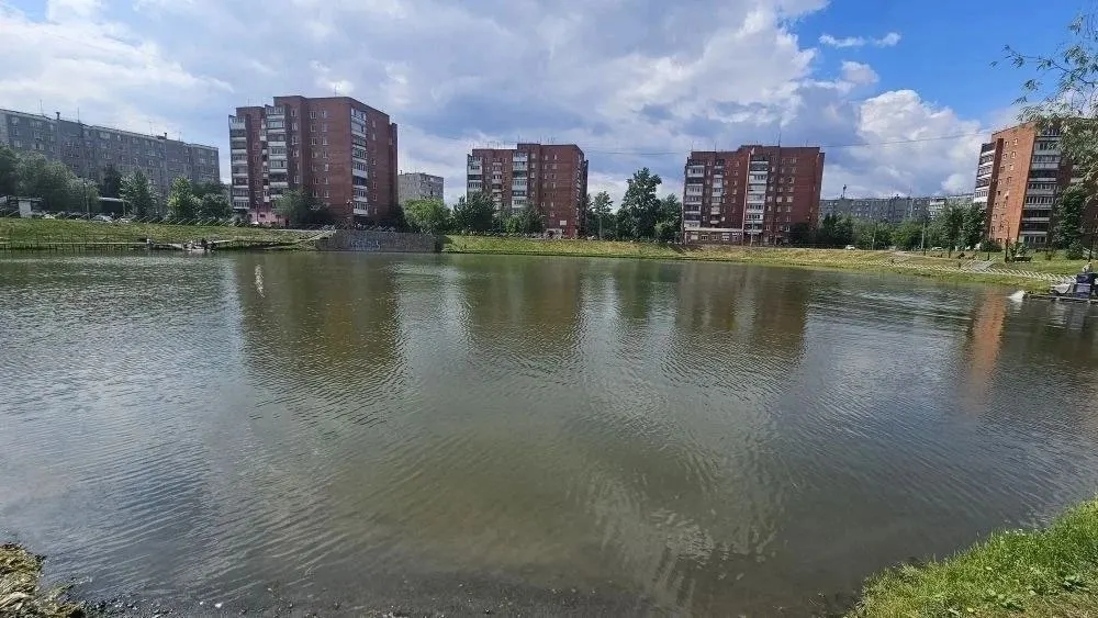 С мусора и водорослей убрали поверхность пруда, сохранили комфорт для уток. Рядом остаётся ждёт ремонта скейт‑парк — подрядчика обещают определить скоро.