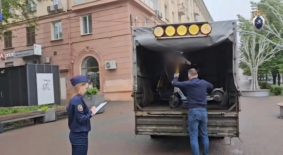 Мальчику потребовалась медицинская помощь; следователи возбудили уголовное дело об оказании услуг, не отвечающих требованиям безопасности, самокат изъят.