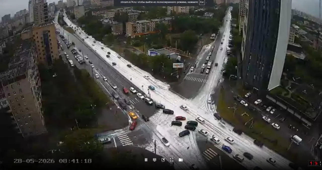 Жители заметили густую белую пену в нескольких районах города. В мэрии сообщили, что дороги мыли «дорожным шампунем» и заверили в его безопасности для людей и шин.