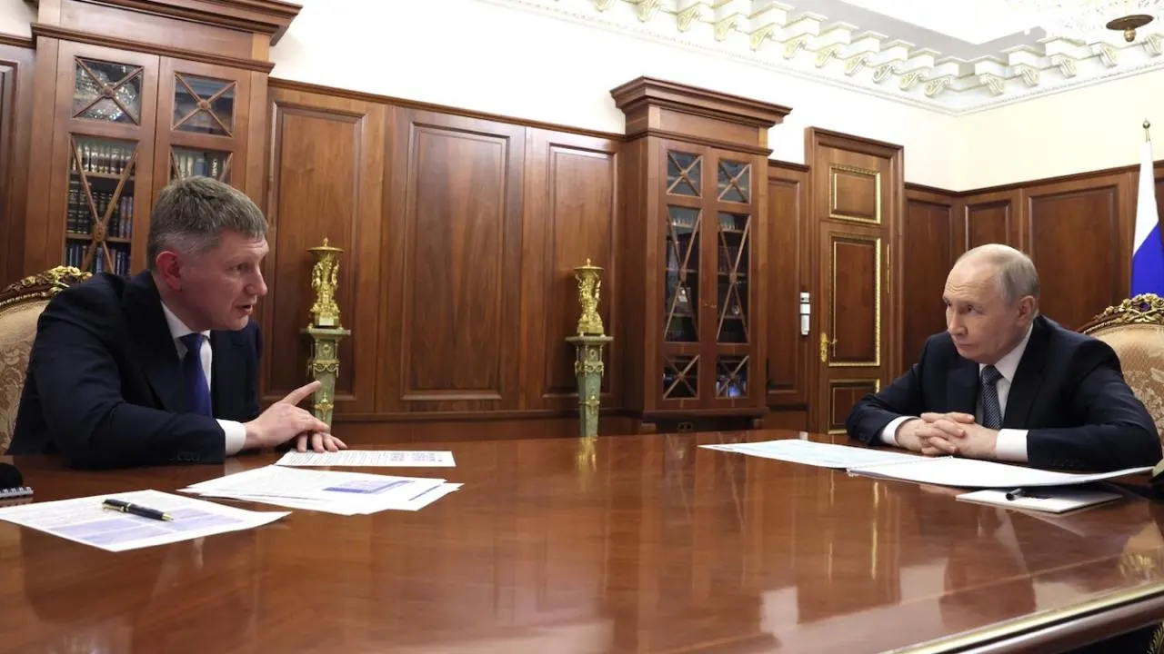 Министр экономического развития Максим Решетников доложил президенту, что в 2025 году темпы роста российской экономики превысили американские; ВВП на душу населения в России достиг почти 56% от уровня США, тогда как по данным МВФ страна занимает 66-е место в мировом рейтинге.