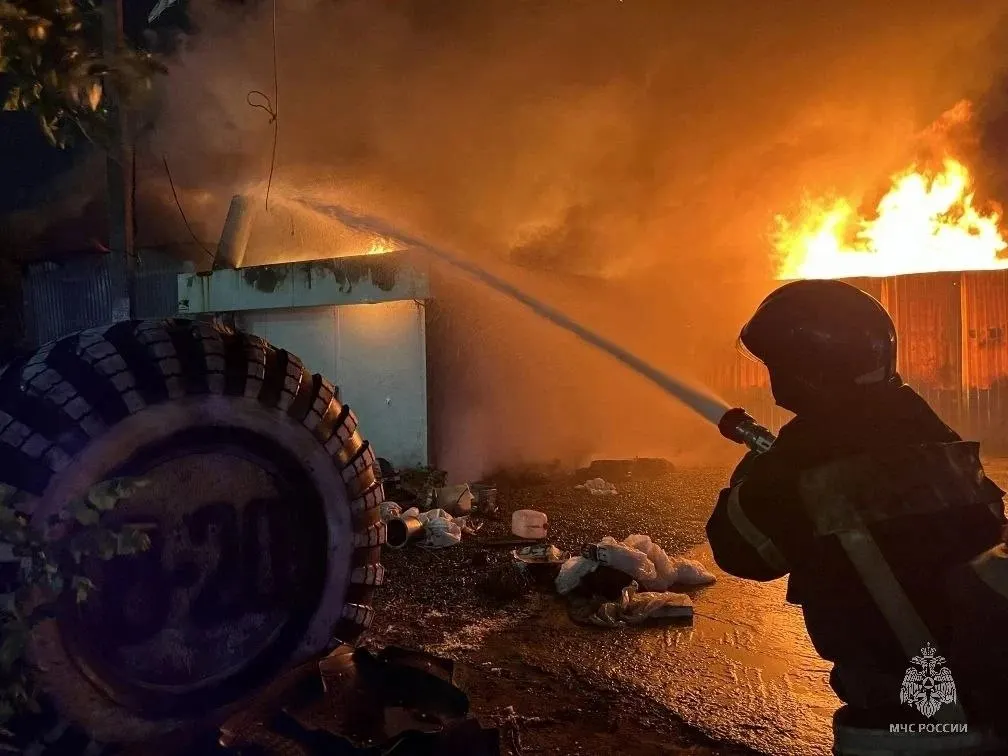 Пожар уничтожил пять торговых павильонов и шиномонтаж, площадь возгорания составила около 120 кв. м. По предварительным данным МЧС причиной стало короткое замыкание, пострадавших нет.