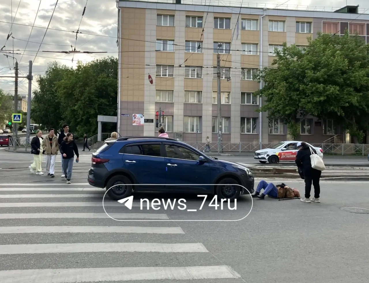 На перекрёстке Каслинской и Победы в Челябинске произошёл наезд на женщину. Пострадавшую с окровавленной головой забрала скорая, обстоятельства происшествия уточняются.