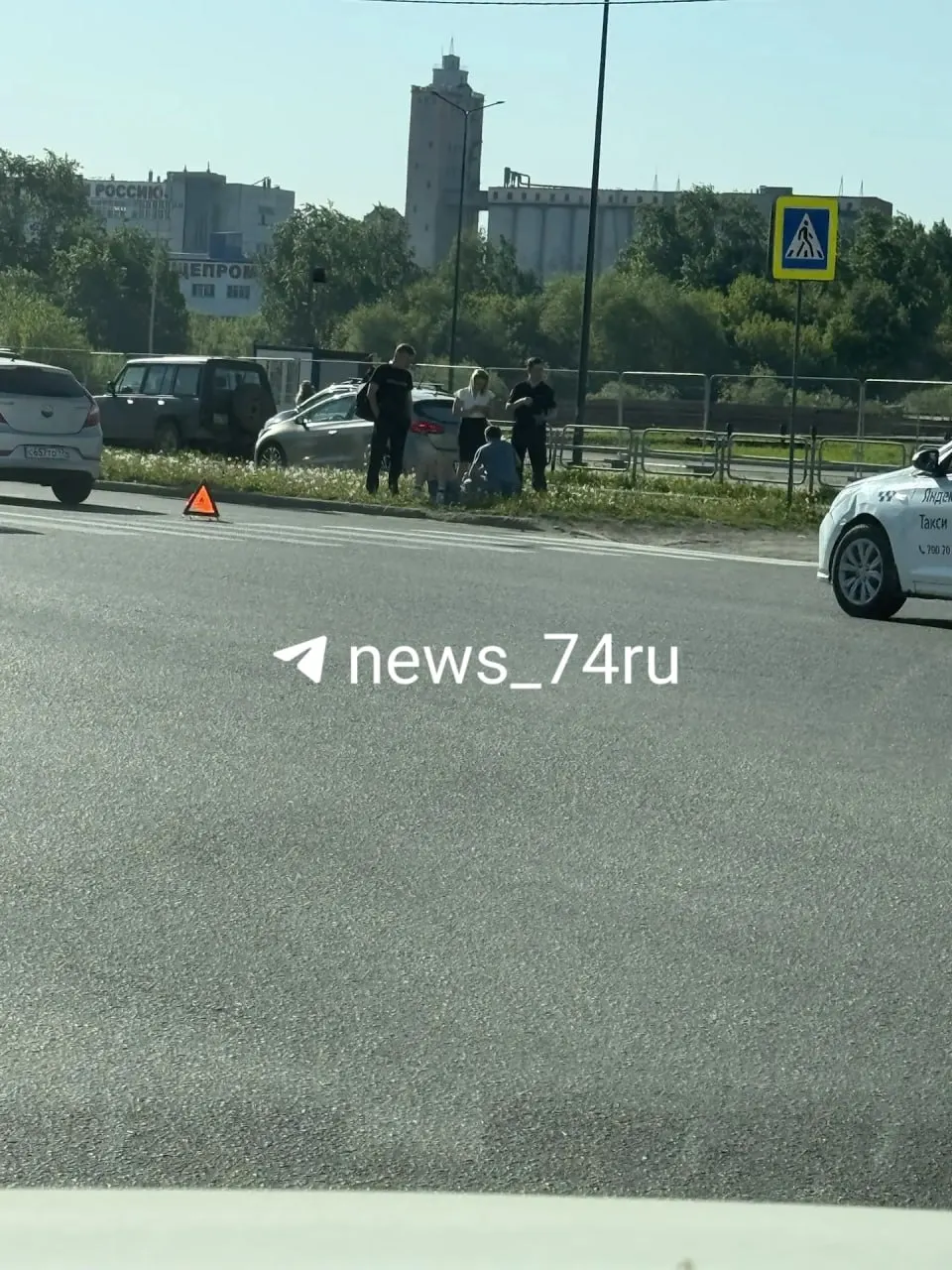 Утром 33-летний мужчина на электросамокате попытался перейти пешеходный переход, не сошёл с самоката и попал под автомобиль — пострадавшего госпитализировали, обстоятельства выясняют сотрудники ГАИ.