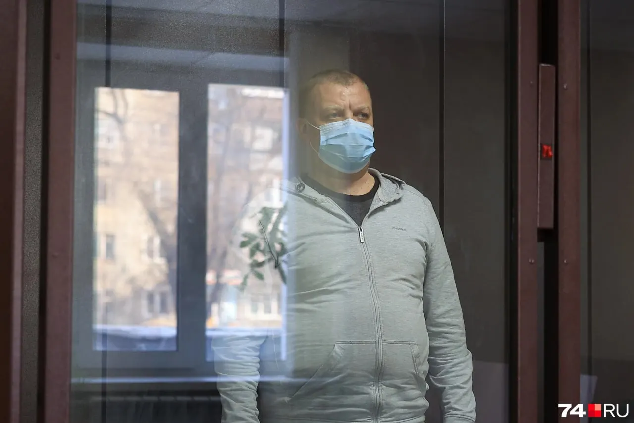 Суд признал виновным бывшего начальника отделения ГАИ Челябинска в получении взяток от транспортных компаний и приговорил к шести годам лишения свободы, штрафу и лишению звания.