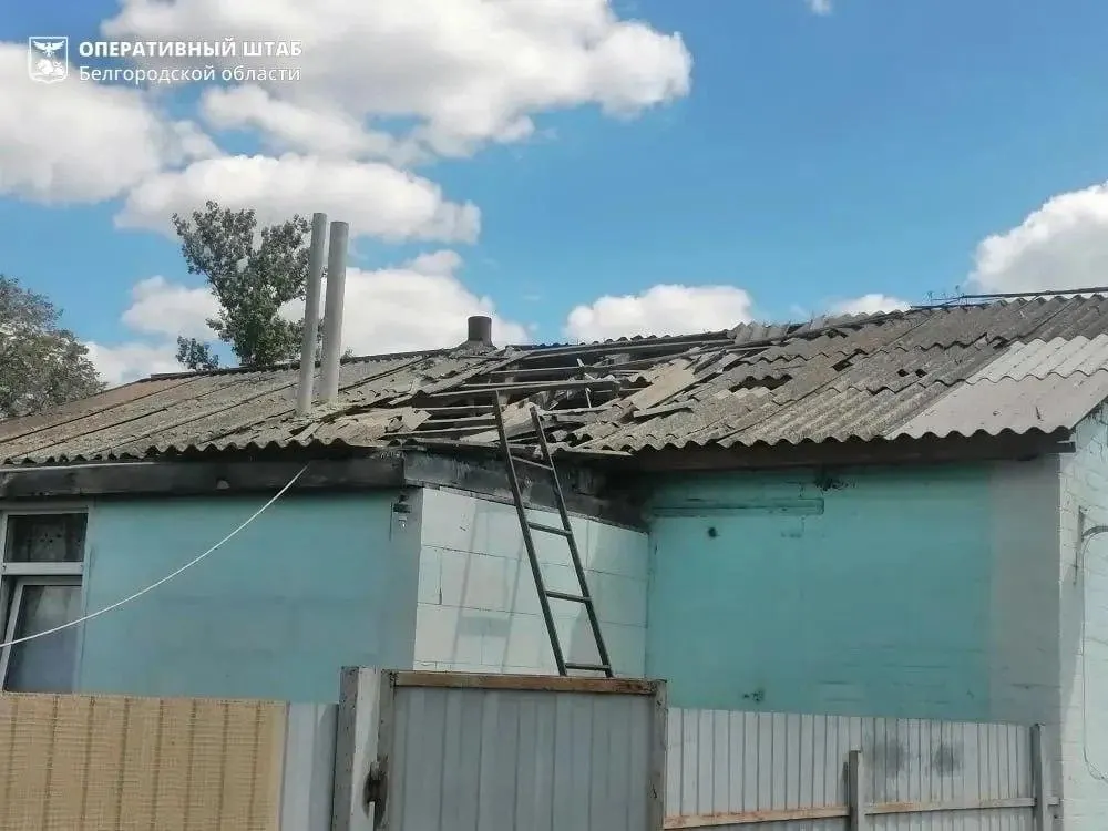 Под налёт попали три региона: сообщают о пожарах в поезде и жилых домах, людей эвакуируют. Информация уточняется.
