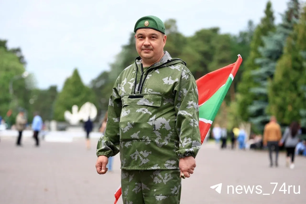 28 мая в городских парках Челябинска прошли гуляния в честь Дня пограничника. Фонтаны временно отключили, флаги аккуратно развёрнуты, на улицах — праздничная атмосфера и дети в фуражках.