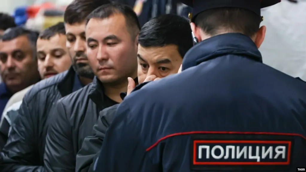Поправки предусматривают административное выдворение за участие в несогласованных митингах, «дискредитацию» ВС, призывы к санкциям, хулиганство и другие правонарушения; число оснований для выдворения вырастет до 58.