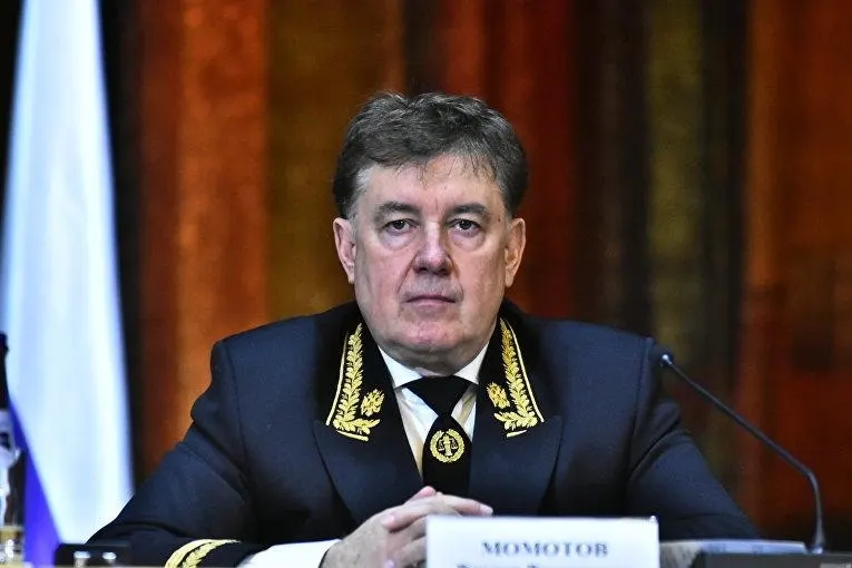 Высшая квалификационная коллегия судей единогласно лишила Виктора Момотова статуса судьи в отставке из‑за нарушения антикоррупционного законодательства; ему грозит уголовное преследование и утрата неприкосновенности.