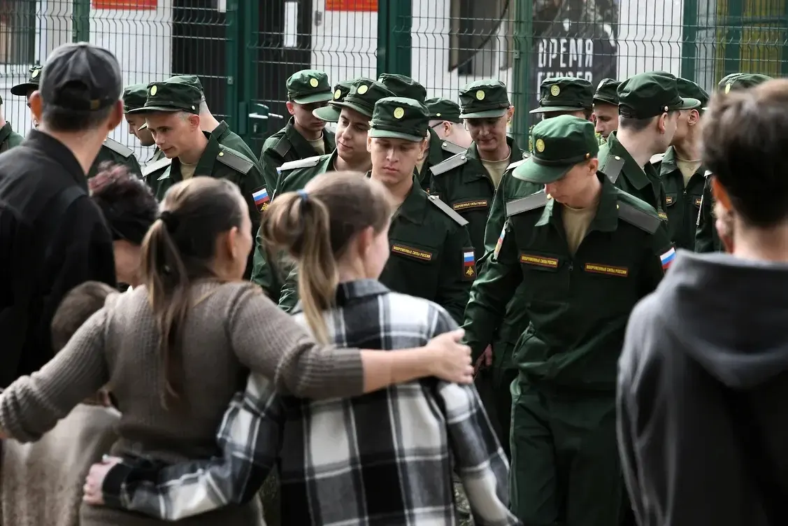 Инициативная группа из более 450 женщин подала первый иск в Верховный суд и намерена оспорить поправки, которые лишают выплат тех, у кого не было общего несовершеннолетнего ребёнка с погибшим.