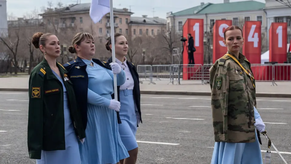 На центральной площади Читы 9 мая в составе парадного расчёта впервые прошли жёны и матери погибших военнослужащих. Женщины шли в одинаковых кителях, в колонне участвовали кадеты, а шествие замыкали портреты погибших. Перед праздником в некоторых регионах требовали заменять слово «парад» на «торжественное прохождение».