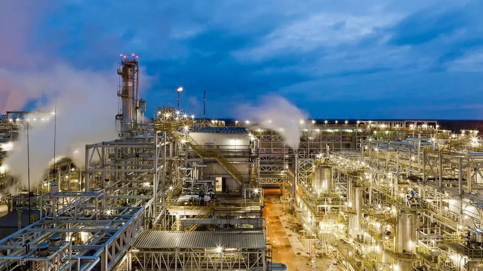 После удара 5 мая завод «Киришинефтеоргсинтез» (Кинеф) остановил переработку и приостановил отгрузку нефтепродуктов; восстановление может занять длительное время.