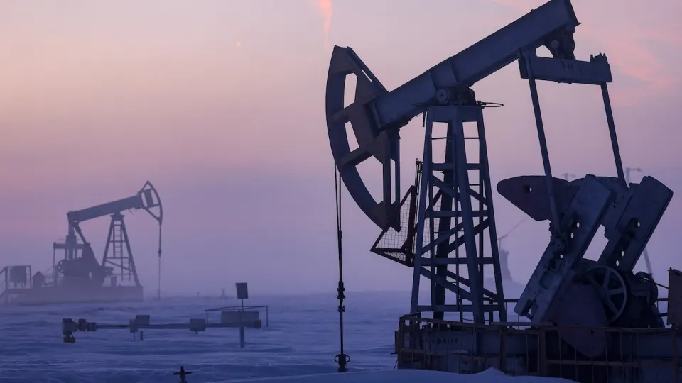 Минэкономразвития прогнозирует снижение нефтедобычи до 511 млн тонн в 2026 году — самый низкий уровень с 2009 года. Причины — сокращение бурения, ухудшение финансовой устойчивости компаний и последствия санкций.