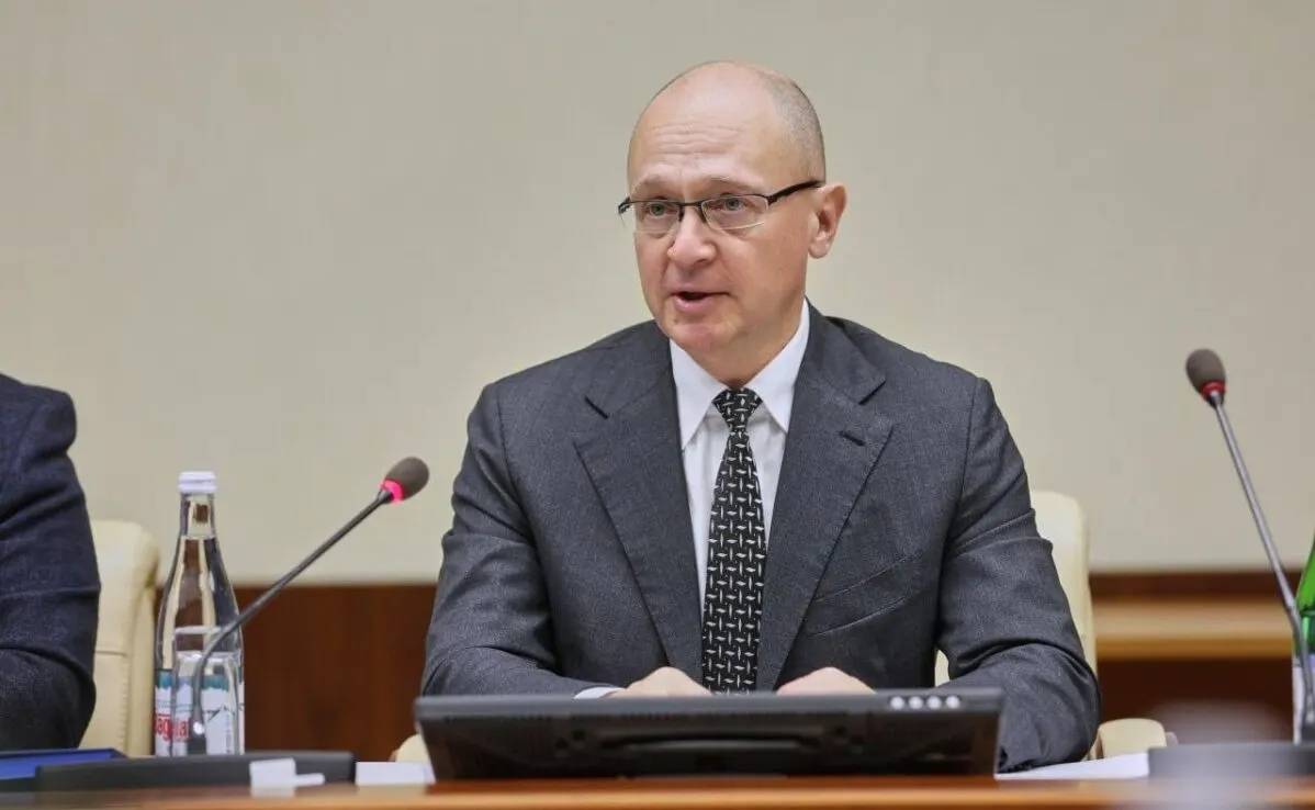 В администрации президента и силовых структурах растёт конфликт: одни предлагают управлять ситуацией через политические технологии, другие настаивают на жёстких ограничениях и усилении контроля — это отражается на блокировках в интернете и ужесточении мер безопасности вокруг лидера страны.