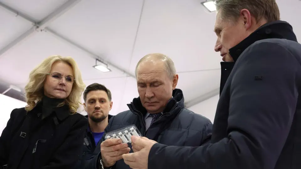 Запущена масштабная государственная программа по биотехнологиям: биопечать тканей, генная терапия для замедления старения и выращивание органов в животных. Власти ставят цель — заменить человеческие органы к 2030 году.