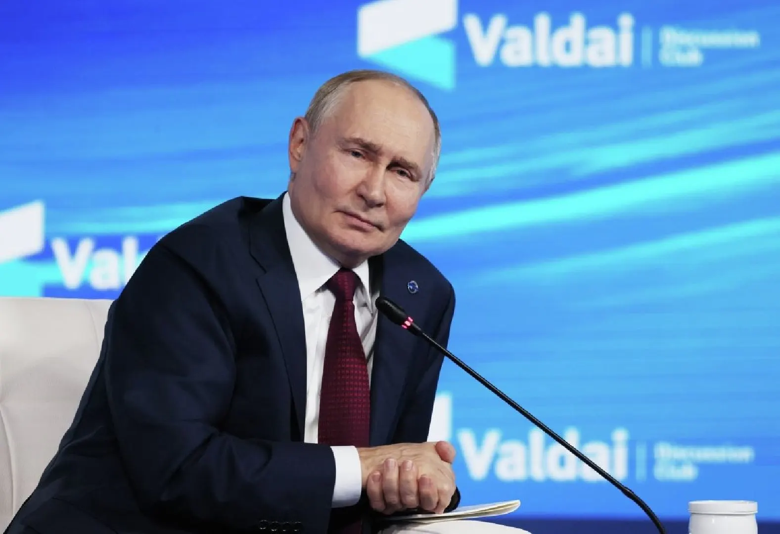 Международный уголовный суд постановил, что страны, ратифицировавшие Римский статут, обязаны выполнять выданный ордер на арест Владимира Путина при его приглашении на переговоры. Освобождение от исполнения возможно лишь при организации переговоров ООН или резолюции Совбеза по Главе VII.