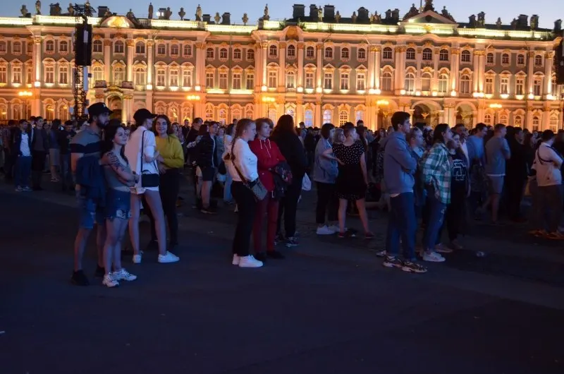В ночь с 27 на 28 июня в Санкт-Петербурге пройдёт праздник «Алые паруса — 2026» для около 66 тысяч выпускников. Одновременно государство утвердило 300 приоритетных образовательных программ и увеличило число бюджетных мест. В Смоленске 26–28 июня состоятся мероприятия ко Дню молодёжи.