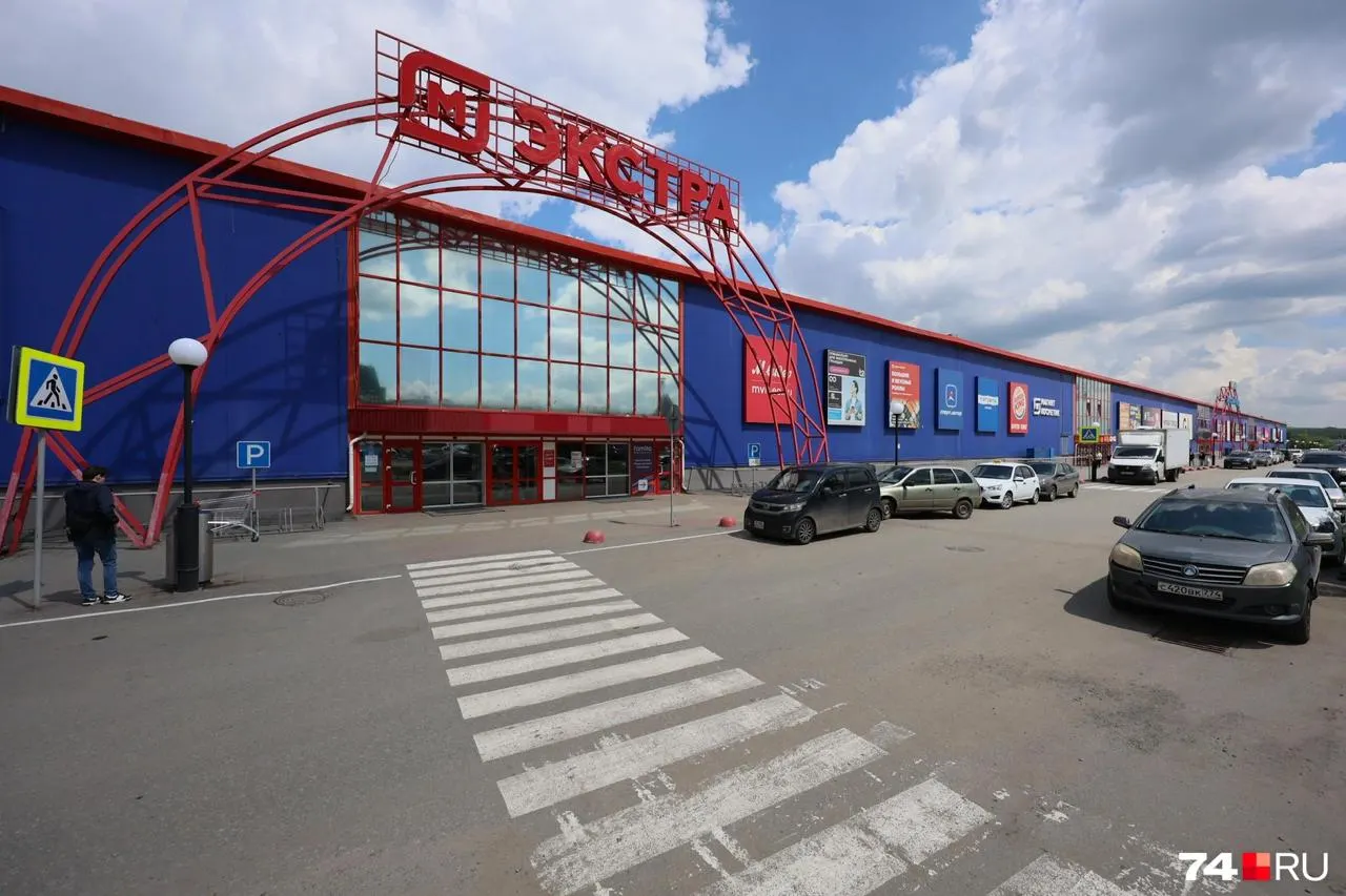 В торговом комплексе «КС» запускают рынок «Гуанчжоу»: обещают около 2 тыс. китайских брендов и низкие цены, хотя в эксплуатации будут лишь 3,5 тыс. кв. м. Местные торговцы и управляющие по-разному оценивают новую инициативу.