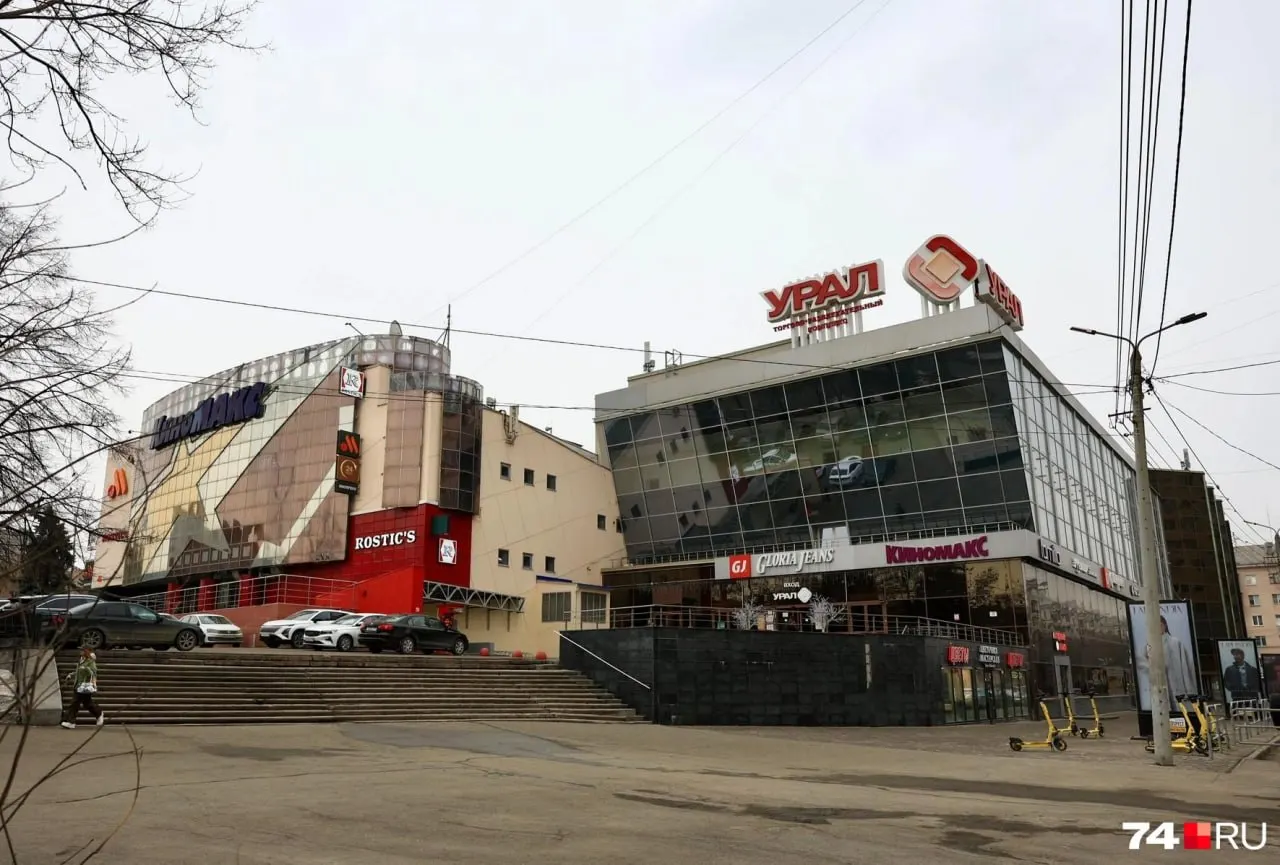 Компания «Профнедвижимость», принадлежащая дочери бывшего депутата Игоря Свеженцева, выиграла повторный аукцион по продаже комплекса ТРК «Урал» площадью 30 180,5 кв. м. Стартовая минимальная цена составила 397 378 500 рублей.