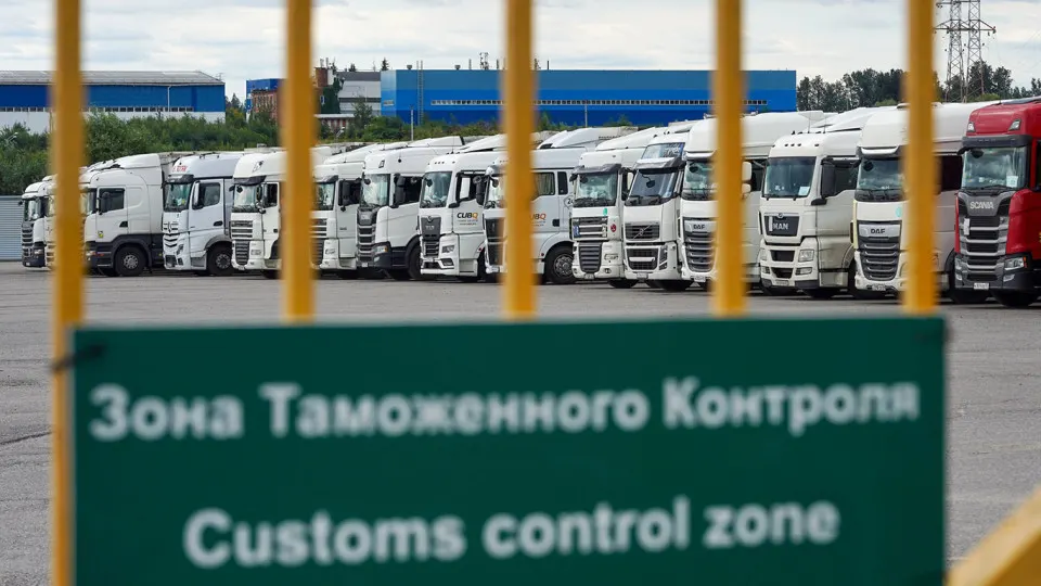 Правительство отложило обязательные обеспечительные платежи по новой системе подтверждения ожидания товаров (СПОТ) и ввело переходный период; упрощённый порядок ввоза для компаний из ЕАЭС продлён до 31 августа.