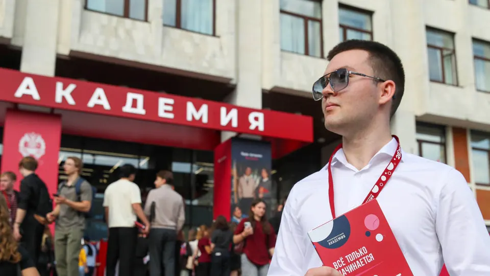 В ряде вузов появились объявления о наборе в добровольческий отряд по противодействию БПЛА: обещают год службы, выплаты, обучение и соцгарантии; отмечают, что добровольцы не являются военнослужащими и не направляются в зону СВО.
