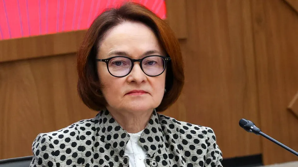 Председатель Банка России вернётся к традиционной пресс‑конференции по итогам заседания совета директоров по ключевой ставке после месячного перерыва. Её отсутствие породило слухи об отставке, а в экономике обсуждают, как возросшие бюджетные риски повлияют на скорость снижения ставки.