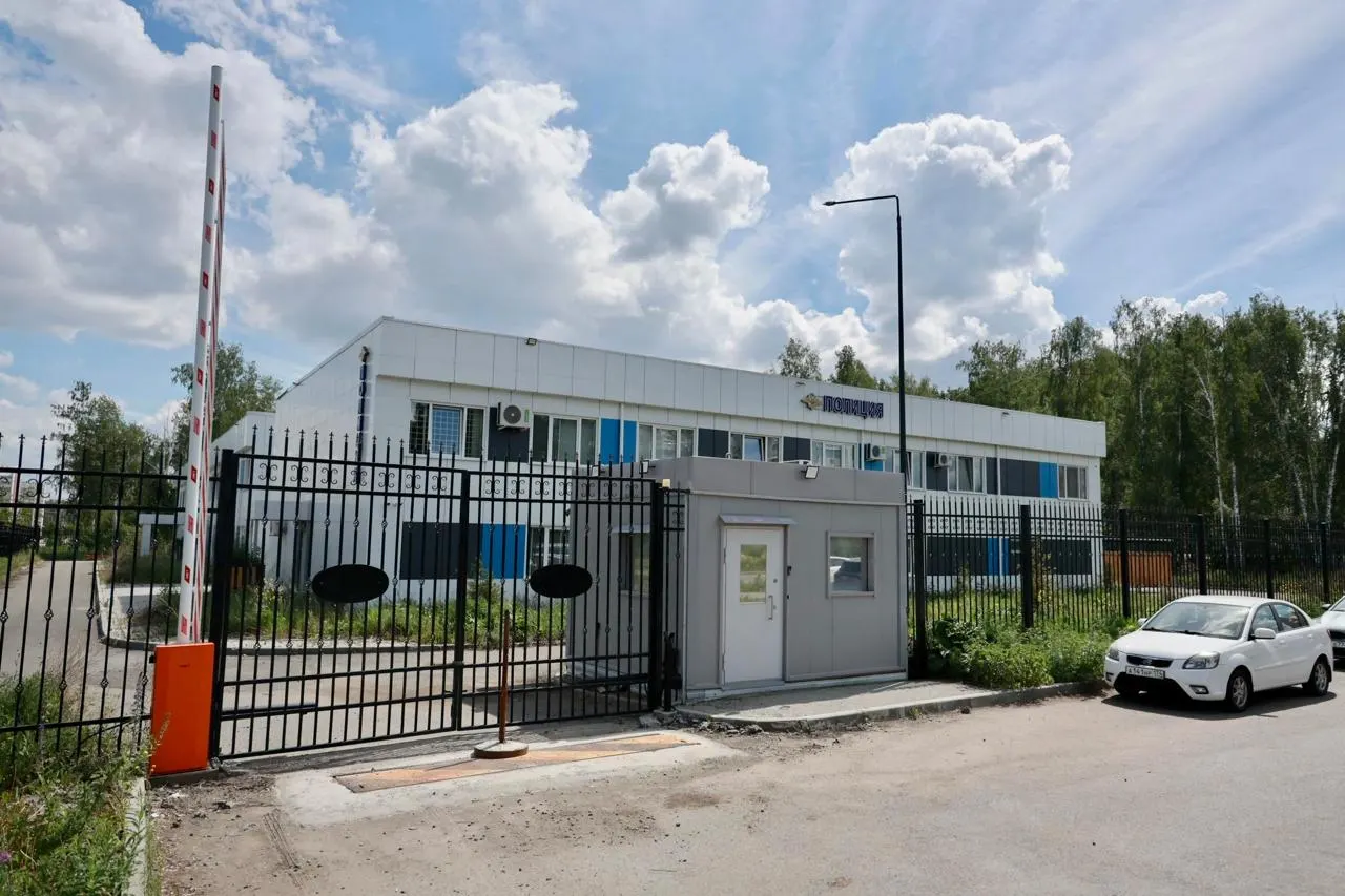 Построенный три года назад отдел в Парковом до сих пор не функционирует, но в управлении МВД заверили, что жители микрорайона не остаются без помощи — обращения принимают из любой точки города, а дополнительные пункты повысят доступность услуг.